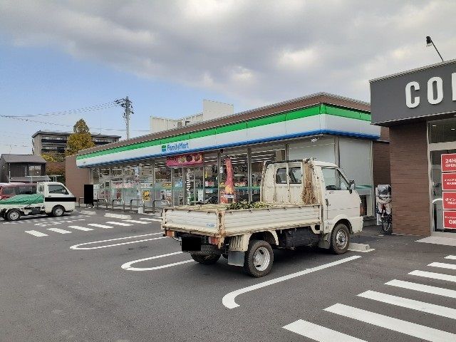 近くのファミリーマート桑名駅西店まで1,300m(徒歩17分)
