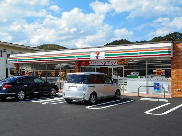 近くのセブンイレブン西江原店まで550m（徒歩7分）