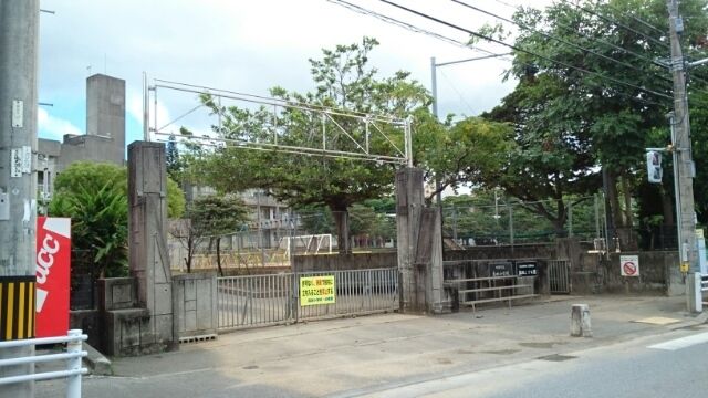 近くの真地小学校まで160m（徒歩2分）