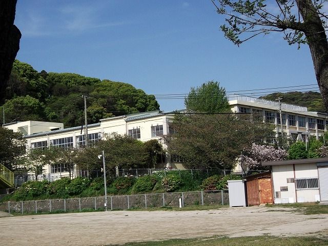 近くの杁小学校まで110m(徒歩2分)