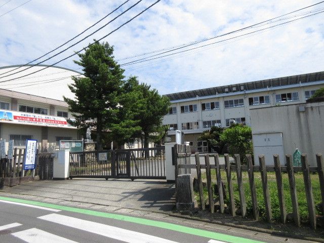 近くの三池小学校まで910m（徒歩12分）