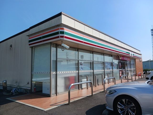 近くのコンビニまで250m（徒歩4分）