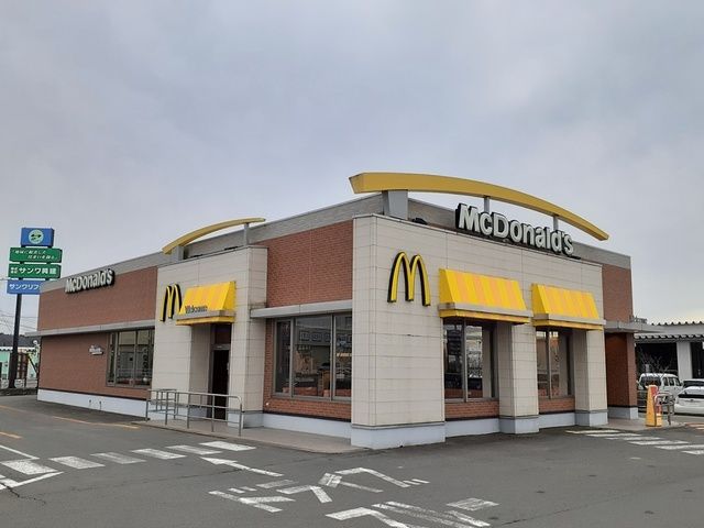 近くのマクドナルド7号能代店まで421m（徒歩6分）