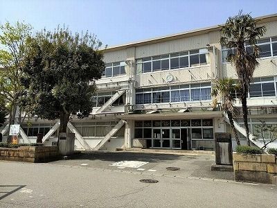 近くの加賀山代小学校まで750m(徒歩10分)