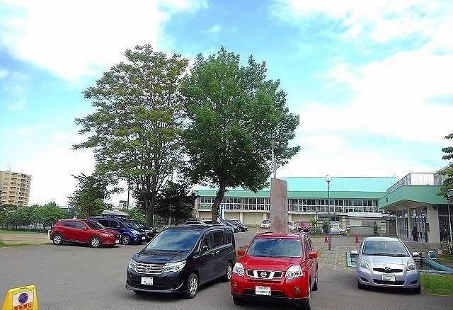 近くの手稲中央小学校まで630m（徒歩8分）