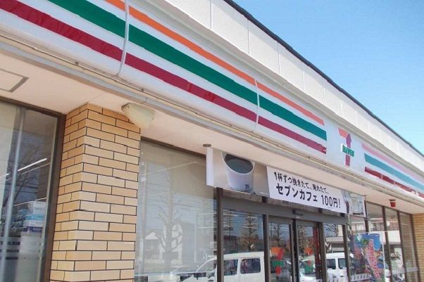 近くのコンビニまで300m（徒歩4分）