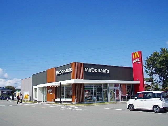 近くのマクドナルド 7号線飯島店まで700m(徒歩9分)