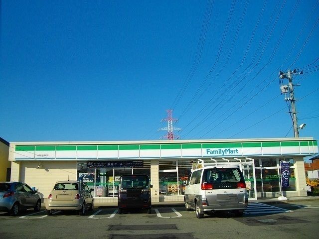 近くのファミリーマート 道東三丁目店まで450m(徒歩6分)