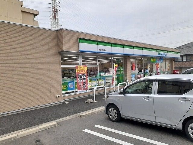 近くのファミリーマート武豊町大足店まで350m（徒歩5分）