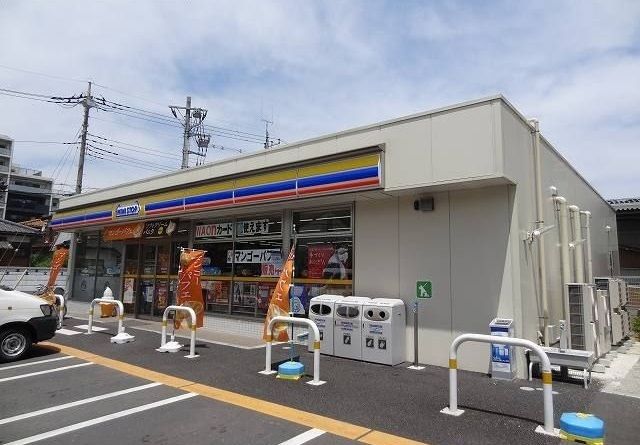 近くのミニストップ八潮伊勢野店まで450m(徒歩6分)