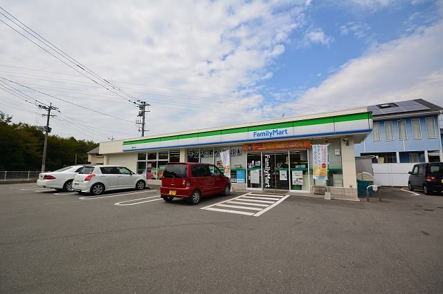 近くのファミリーマートまで270m（徒歩4分）