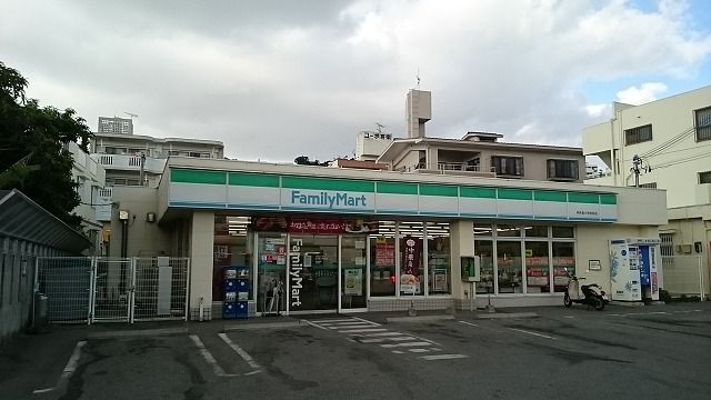 近くのファミリーマート仲井真小学校前まで600m（徒歩8分）