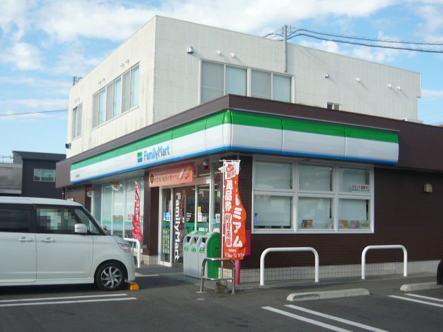 近くのファミリーマート川内原田町店まで850m(徒歩11分)