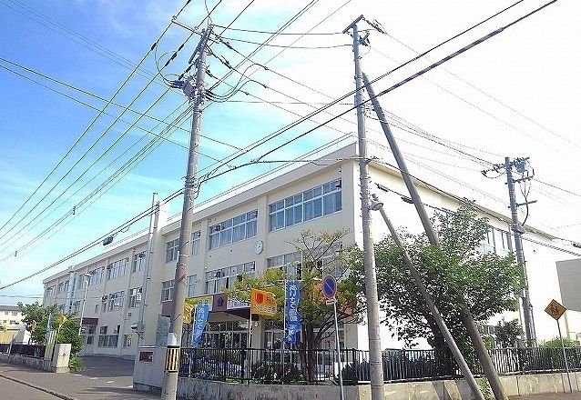 近くの本郷小学校まで310m(徒歩4分)