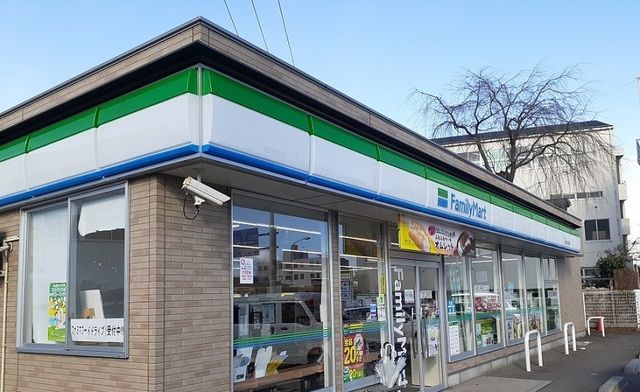 近くのファミリーマート福島北裡通店まで350m（徒歩5分）