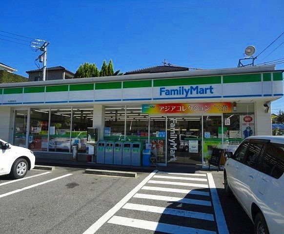 近くのファミリーマート大高倉坂店まで350m（徒歩5分）