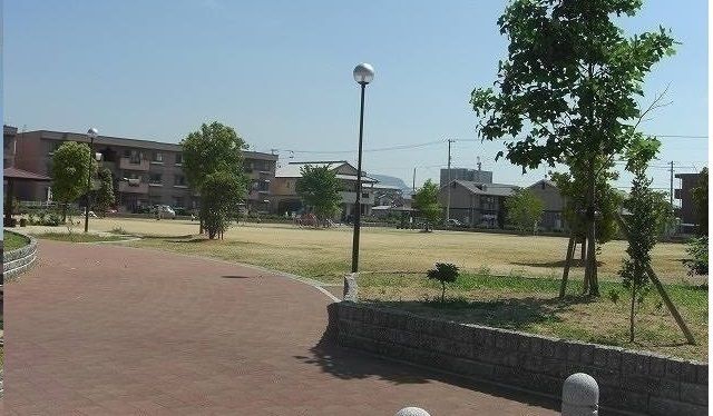 近くの公園まで450m（徒歩6分）