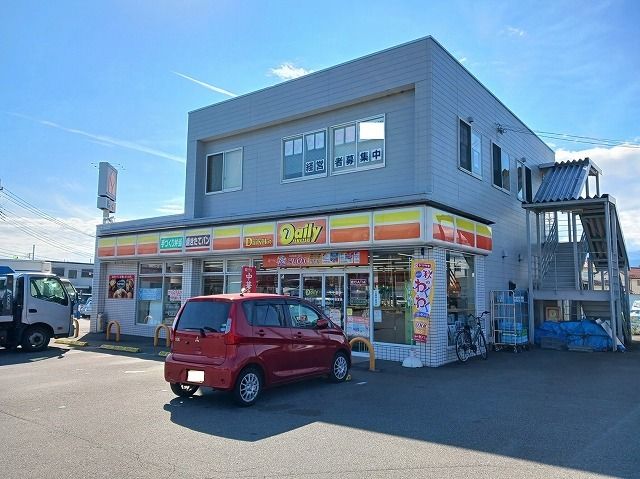 近くのデイリーヤマザキ竜王バイパス店まで380m（徒歩5分）