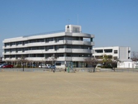 近くの深谷西小学校まで1,100m(徒歩14分)