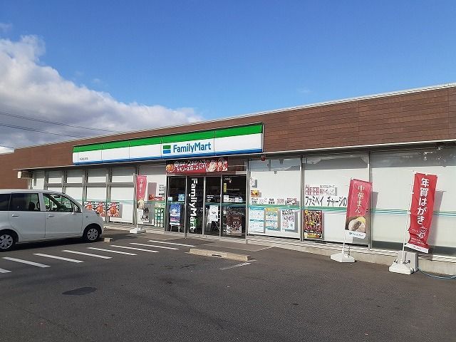 近くのファミリーマート半田板山町店まで574m(徒歩8分)