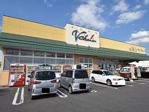 近くのブイチェーン八山田店まで600m（徒歩8分）