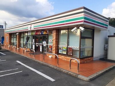 近くのセブンイレブンまで450m（徒歩6分）