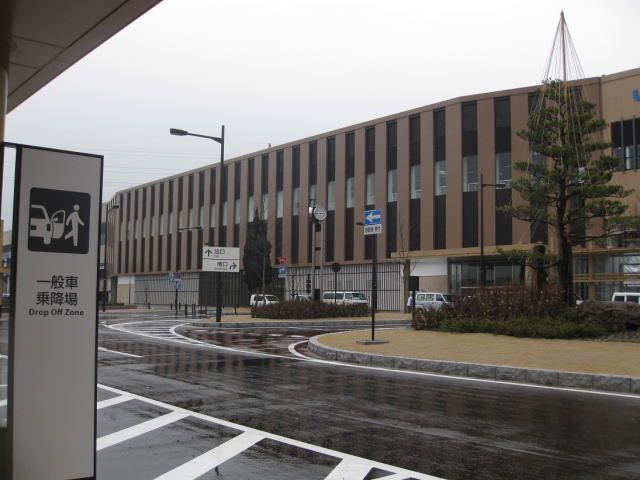 近くの北陸新幹線新高岡駅まで700m（徒歩9分）
