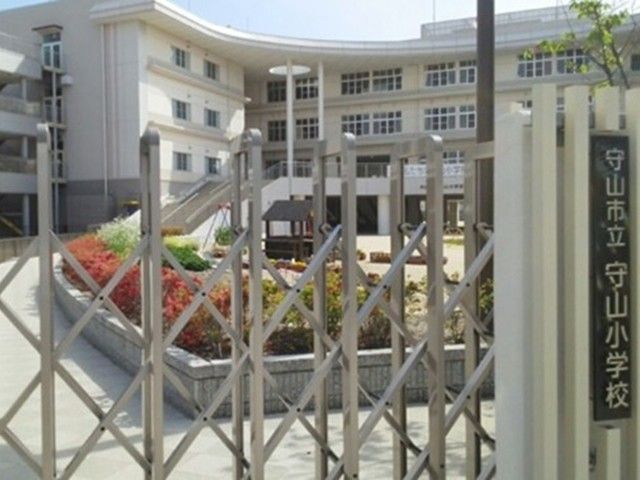 近くの守山市立守山小学校まで1,840m（徒歩23分）
