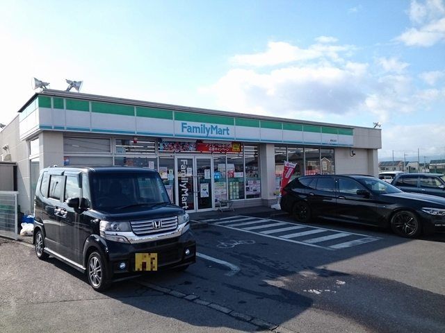 近くのファミリーマート栗東出庭店まで60m（徒歩1分）