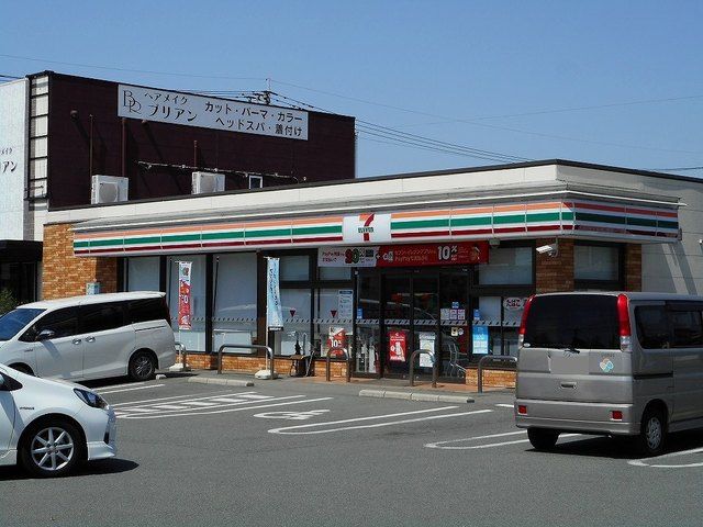 近くのコンビニまで210m（徒歩3分）