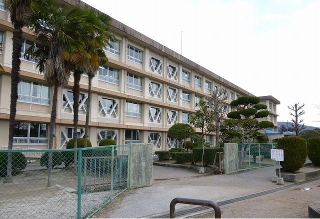 近くの十日市小学校まで400m（徒歩5分）