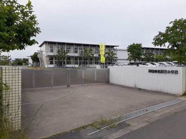 近くの深芝小学校まで750m(徒歩10分)