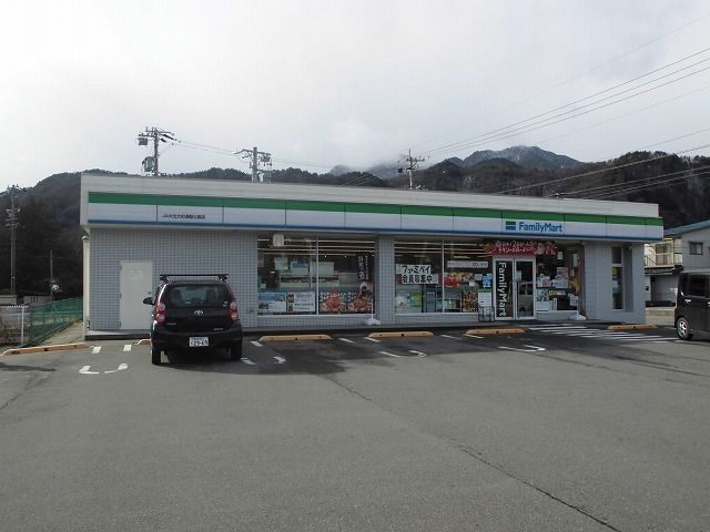 近くのファミリーマート大町運動公園店まで50m(徒歩1分)