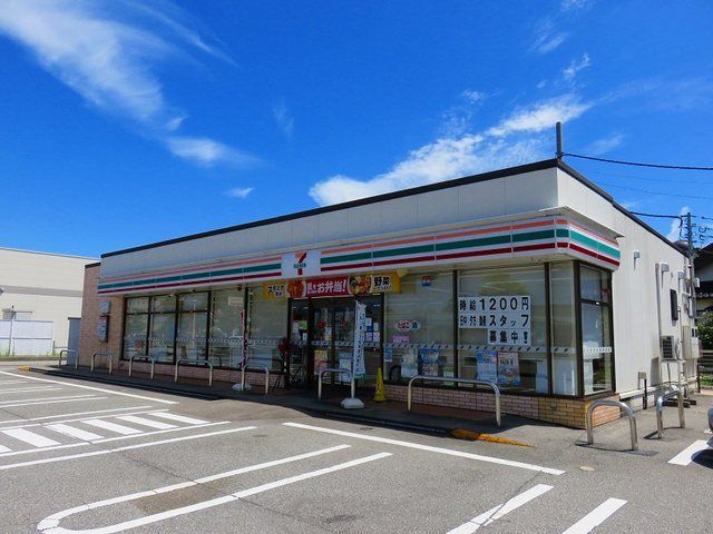 近くのコンビニまで270m（徒歩4分）