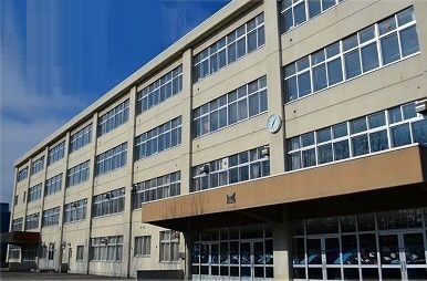 近くの陵陽中学校まで290m（徒歩4分）