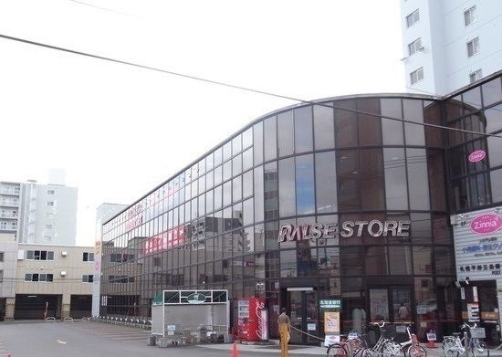 近くのラルズストア平岸店まで200m（徒歩3分）