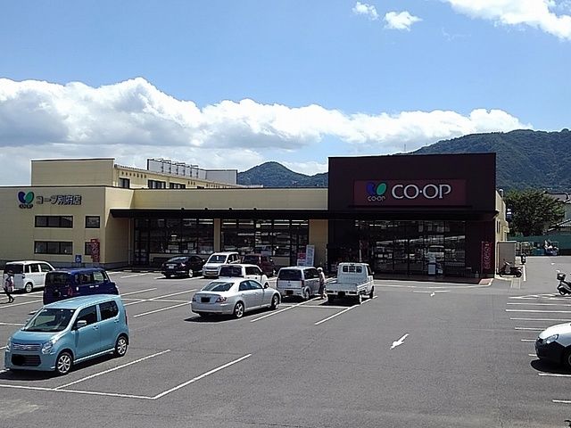 近くのコープ別府店まで350m（徒歩5分）