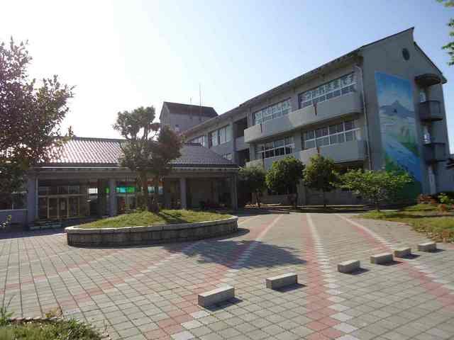 近くの倉吉市立上北条小学校まで1,000m（徒歩13分）