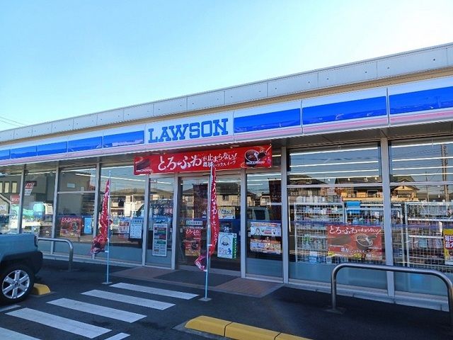 近くのローソン東松山加美店まで500m（徒歩7分）