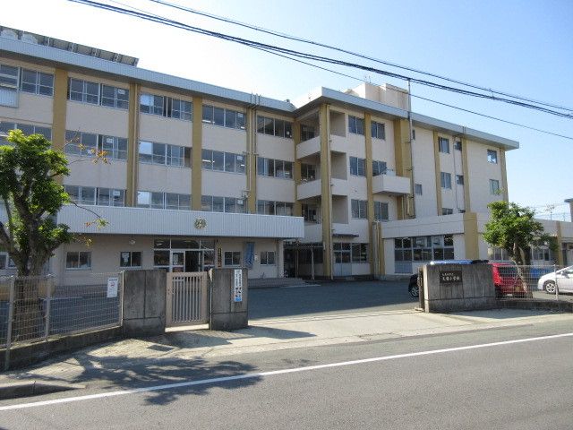 近くの小学校まで1,030m（徒歩13分）