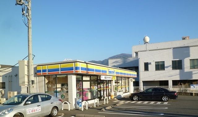 近くのコンビニまで950m（徒歩12分）