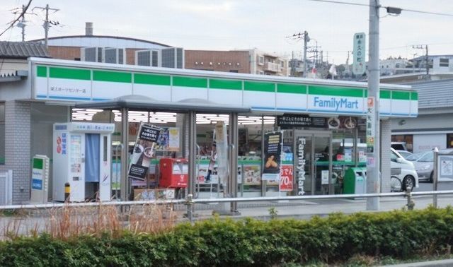 近くのファミリーマートまで520m（徒歩7分）