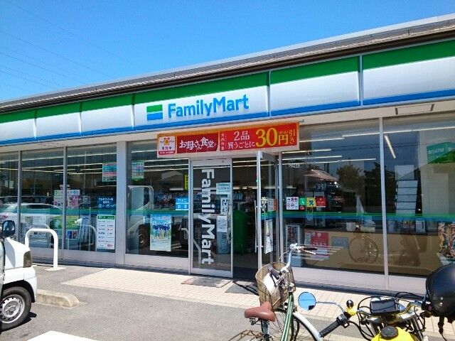 近くのファミリーマート島野町店まで500m(徒歩7分)