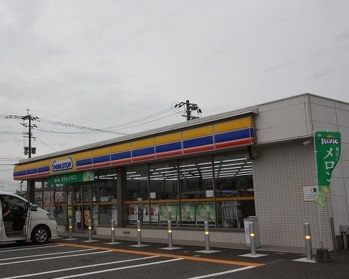 近くのミニストップまで650m(徒歩9分)