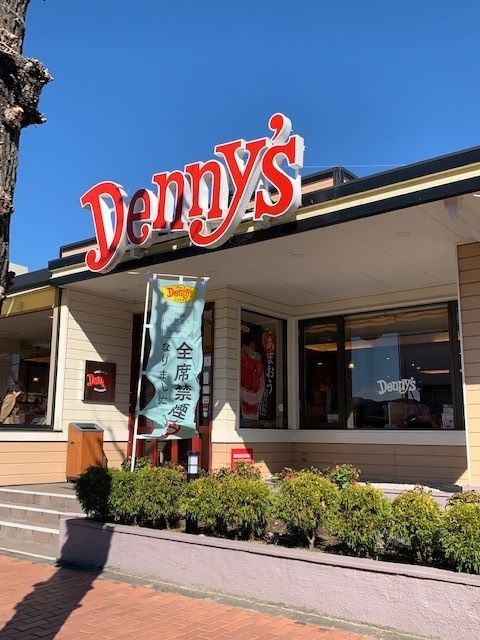 近くのデニーズ青梅店まで110m（徒歩2分）
