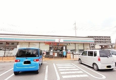 近くのセブンイレブン伊勢崎昭和町店まで300m（徒歩4分）