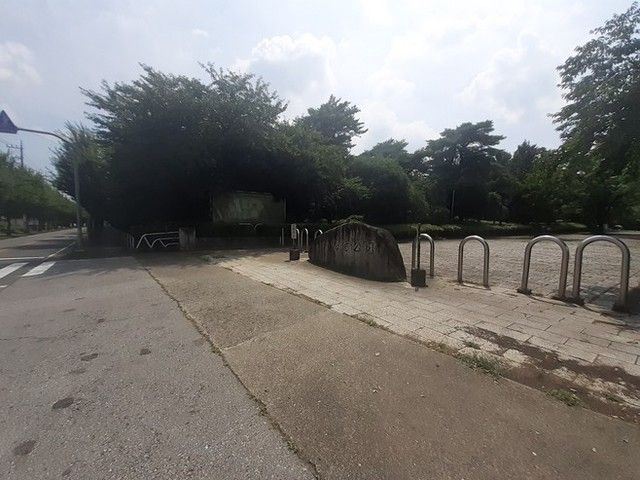 近くの華蔵寺公園まで2,100m（徒歩27分）