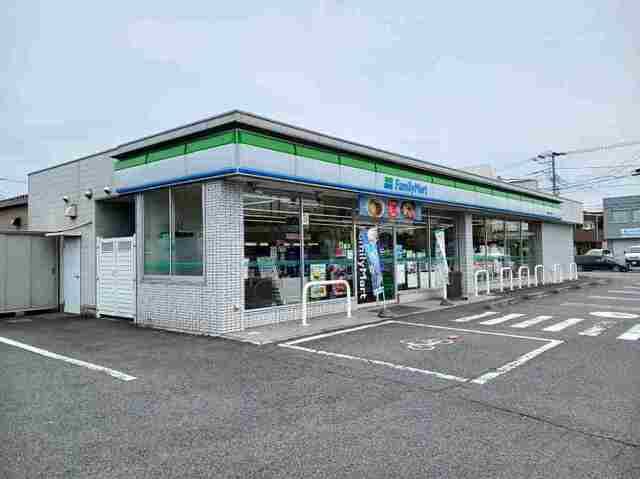 近くのファミリーマートまで110m(徒歩2分)