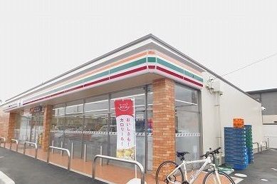 近くのコンビニまで550m（徒歩7分）