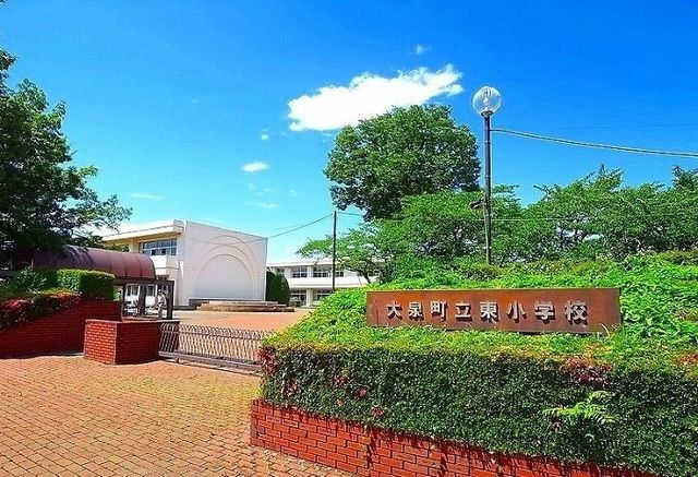 近くの東小学校まで750m(徒歩10分)